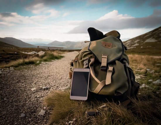 Téléphone sur un sac à dos perdu dans la nature